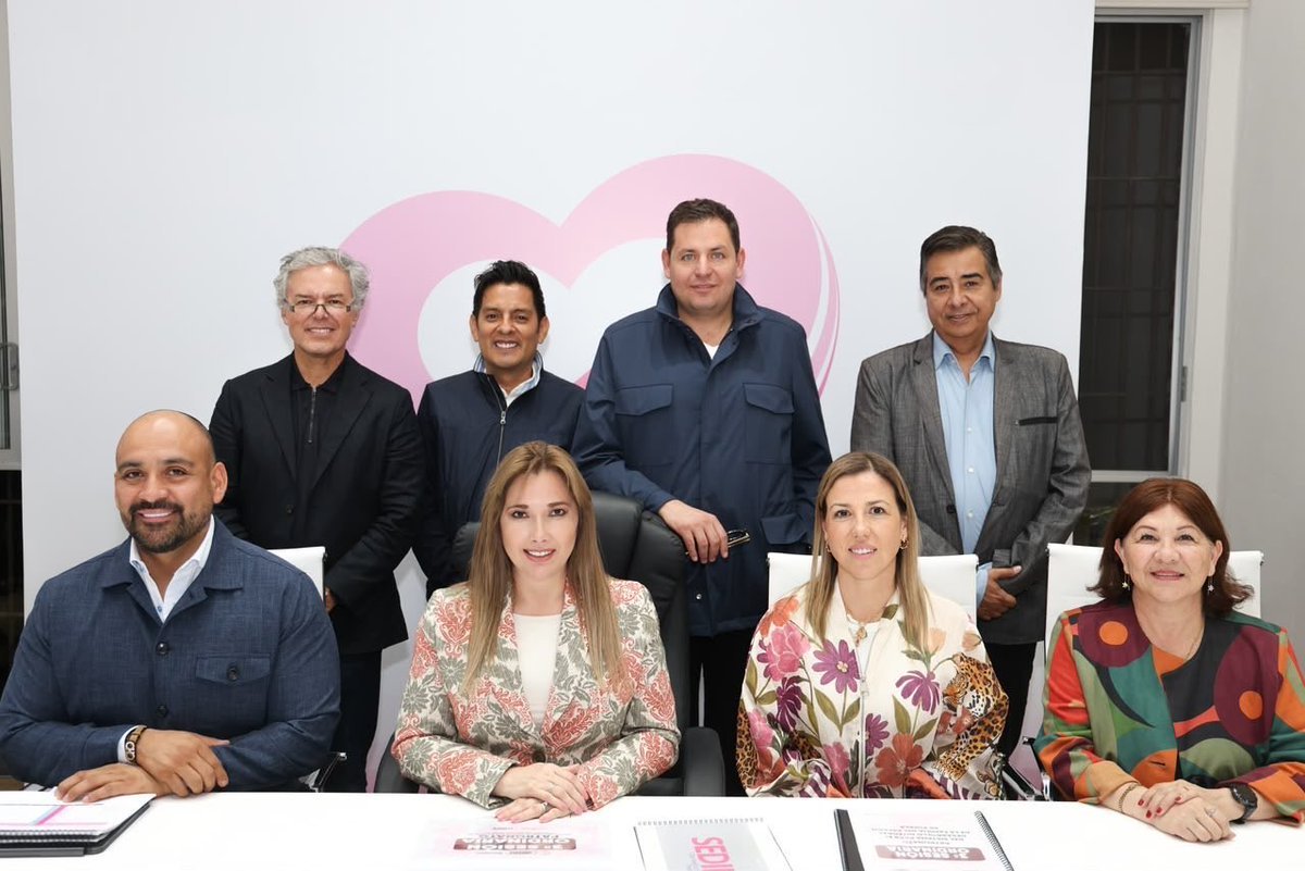 TELE_URBAN's tweet photo. 🟢 El gobernador de Puebla, @armentapuebla_, informó que su esposa, Ceci Arellano, encabezó la tercera sesión ordinaria del Patronato del DIF Puebla.

✅Durante la reunión se acordó continuar impulsando acciones para el bienestar de las familias poblanas en el cierre de 2026. https://t.co/pYYjZRUhGE