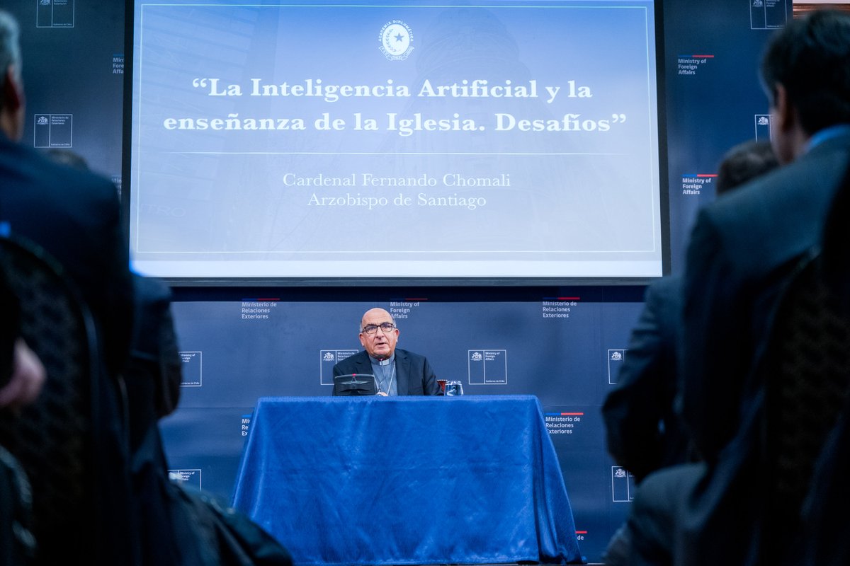 Minrel_Chile's tweet photo. El canciller Francisco Pérez Mackenna inauguró la conferencia del cardenal Fernando Chomali sobre la encíclica “Magnifica Humanitas”, organizada por la Academia Diplomática, donde abordó los desafíos éticos de la IA y la importancia del juicio humano. https://t.co/v1DJUu3LST