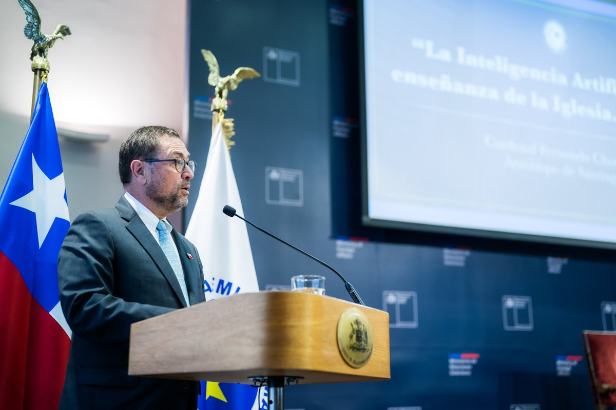Minrel_Chile's tweet photo. El canciller Francisco Pérez Mackenna inauguró la conferencia del cardenal Fernando Chomali sobre la encíclica “Magnifica Humanitas”, organizada por la Academia Diplomática, donde abordó los desafíos éticos de la IA y la importancia del juicio humano. https://t.co/v1DJUu3LST