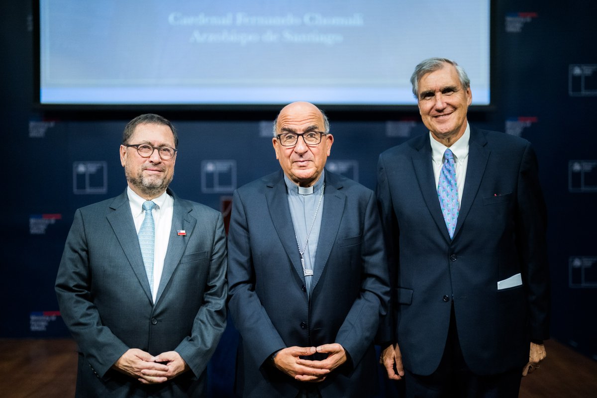 Minrel_Chile's tweet photo. El canciller Francisco Pérez Mackenna inauguró la conferencia del cardenal Fernando Chomali sobre la encíclica “Magnifica Humanitas”, organizada por la Academia Diplomática, donde abordó los desafíos éticos de la IA y la importancia del juicio humano. https://t.co/v1DJUu3LST