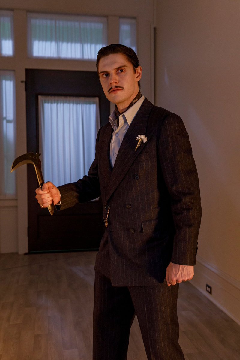 AHSZone's tweet photo. New promotional still of Evan Peters as James Patrick March in the sixth episode of “American Horror Story: 13.” #AHS13 https://t.co/g8hkDvwg0V