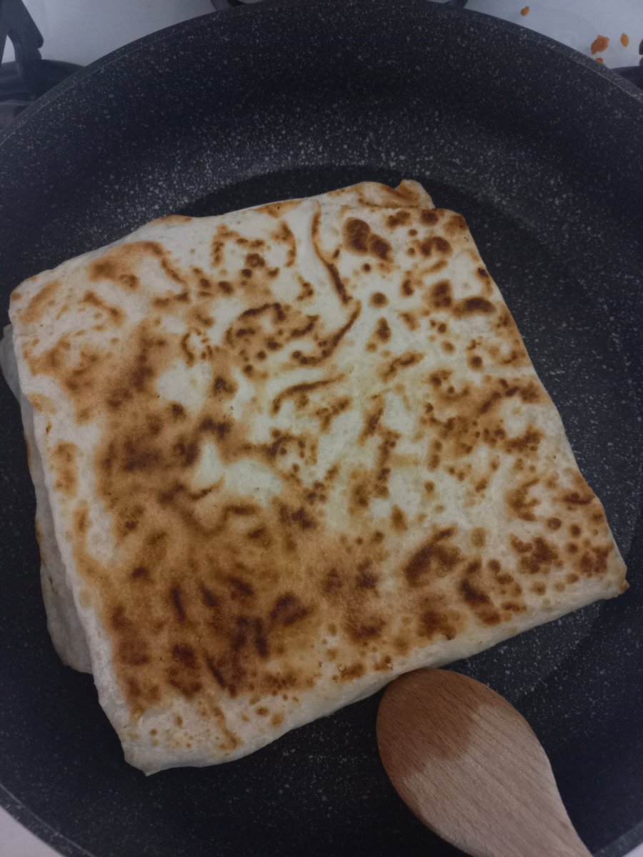 nuresdilimm's tweet photo. oturuyorlar kalkmadılar ve bana gecenin bu saatinde yaptırdıkları bakın gece gece yenir mi bu ya https://t.co/0vsUVzRxRV