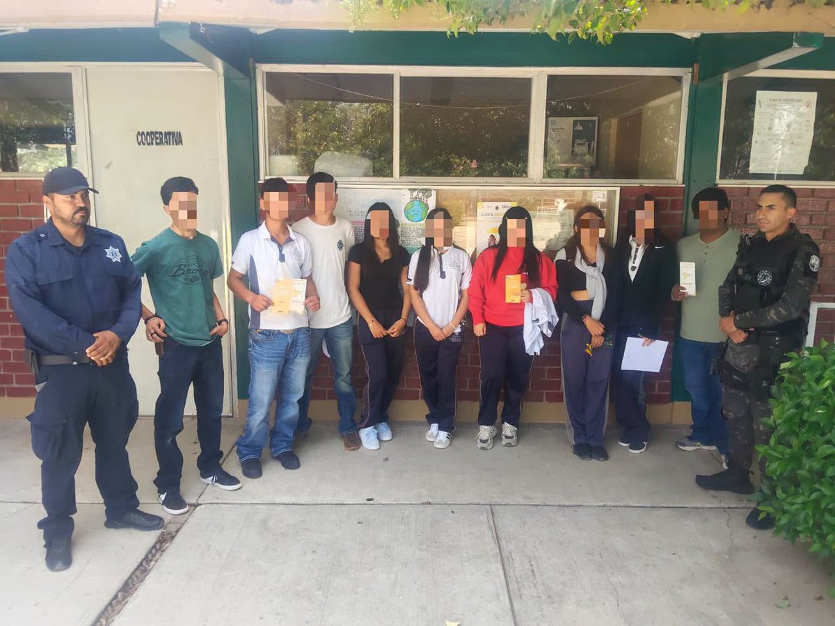 sspdgo's tweet photo. 1) Después de adquirir la capacitación sobre temas de prevención del suicidio y promoción de salud mental, por parte de especialistas de #LíneaAmarilla de #SSPDgo., elementos de DMSP #MandoCoordinado, https://t.co/WFeq7tFjcS