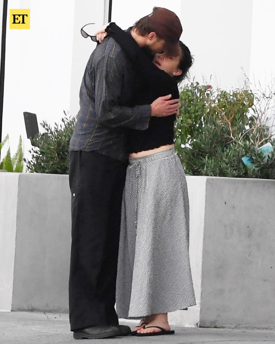 icanfixrafe's tweet photo. ela olhando os paparazzis e depois metendo um beijão na boca do homem dela, eu amo como essa mulher afronta https://t.co/Xqkmzmqk8i