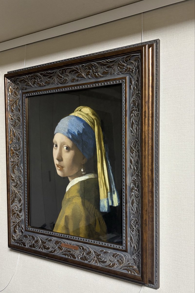 max2nd's tweet photo. 大阪の中之島美術館であったフェルメール展で予約した真珠の耳飾の少々の複製画(豪華版)が届いた。

写真では分かりにくいですが、単なる印刷とは異なり存在感があります。
結構な値段はしたけど、それだけの価値はあると思う。 https://t.co/N2Addl5fsa