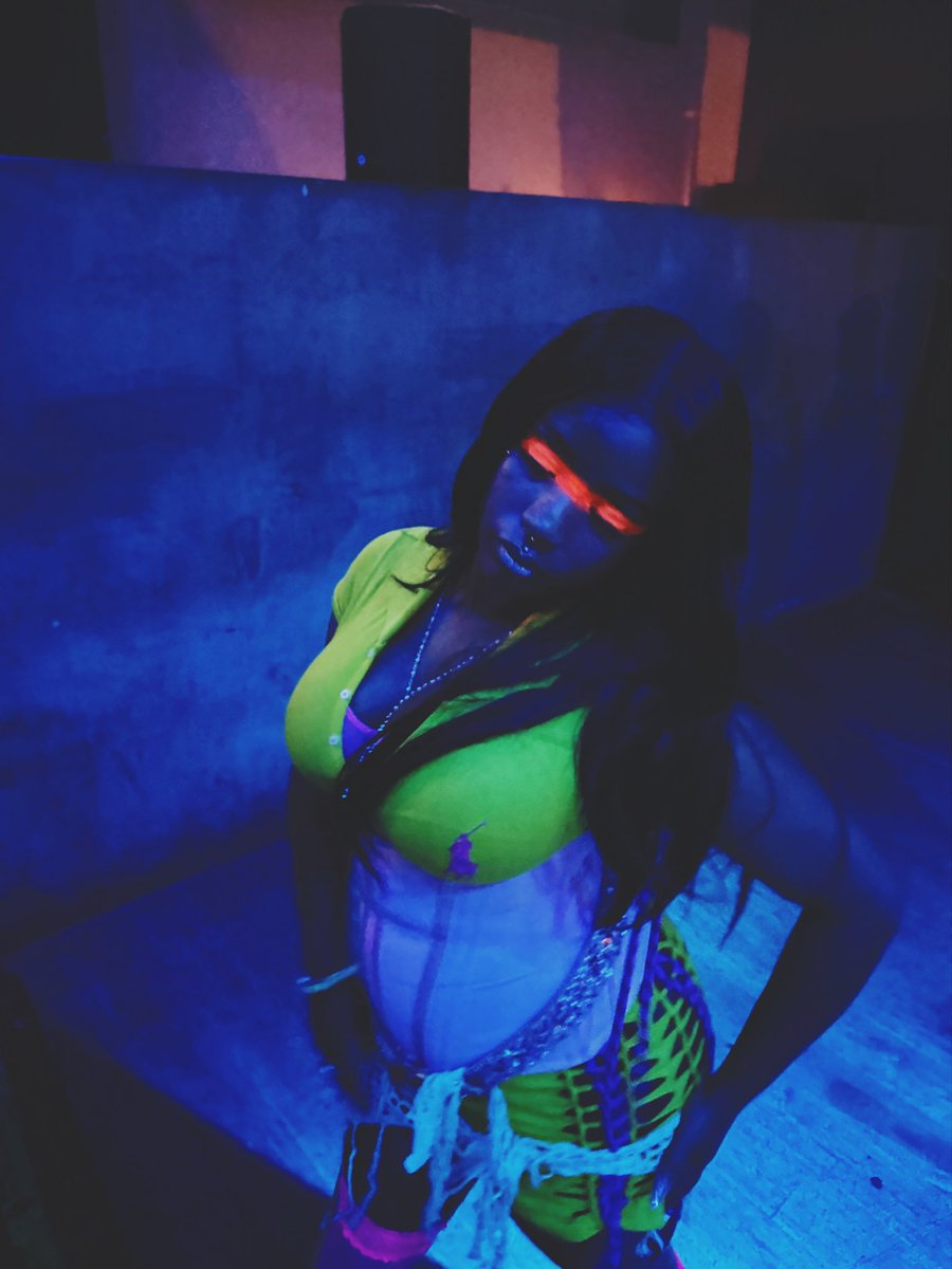 wrldofdrell's tweet photo. thousand u’s 
it’s only one of me’s https://t.co/DbgO88P861