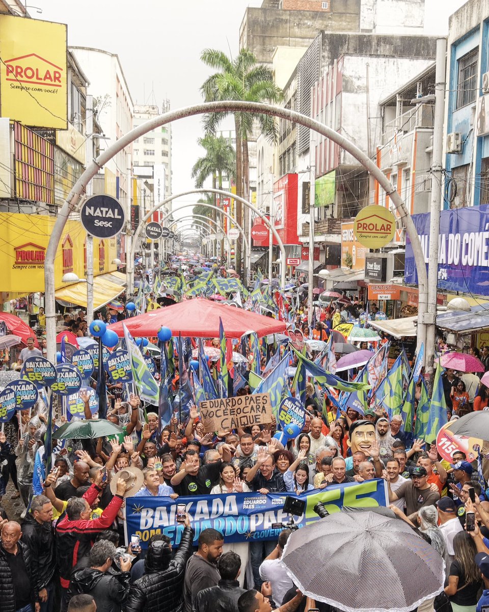 jeferson's tweet photo. No mesmo horário, Eduardo Paes estava numa caminhada no Calçadão de Nova Iguaçu, coração da Baixada Fluminense (ninho do bolsonarismo), com DEZ prefeitos da região sob uma tempestade.

Na capital, Lula com Cavaliere, PP e Bené.

Todos errados. O Twitter que tá certo. Confia. 👍🏽 https://t.co/sssVlwj5a4
