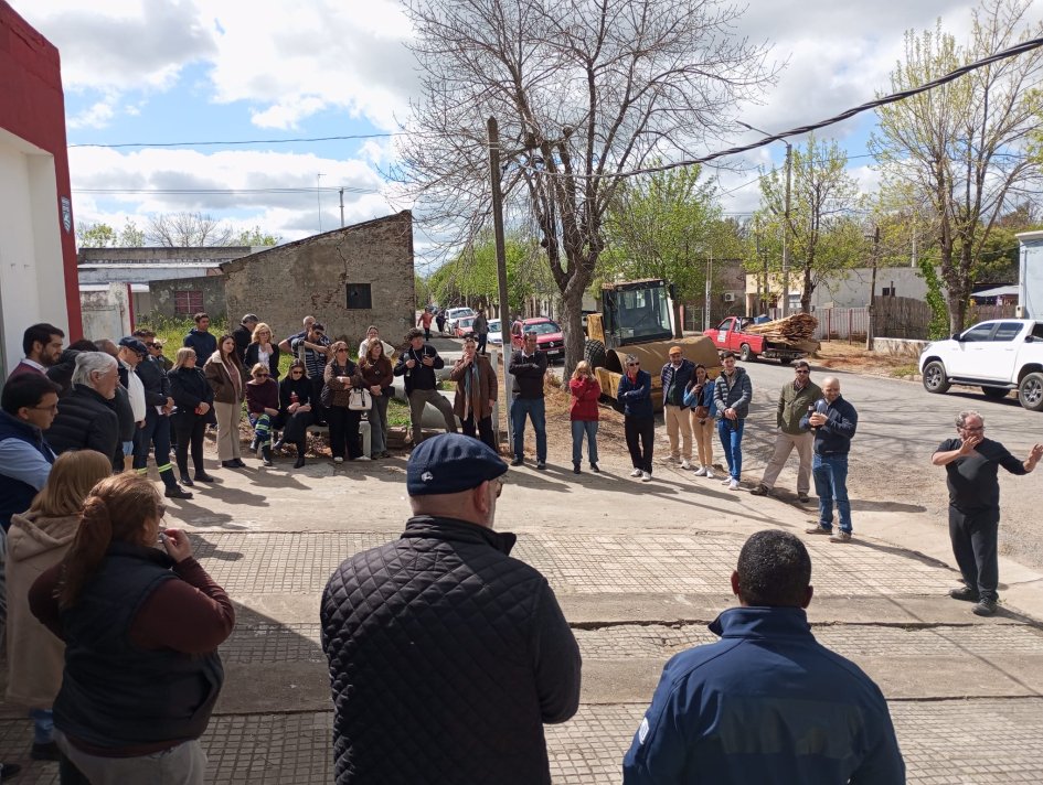 exitorama's tweet photo. Enciso acompañó el inicio del recambio de luminarias en 25 de Agosto y recibió planteos de vecinos
https://t.co/sOzcBF4E8s https://t.co/WNg14bEsAC