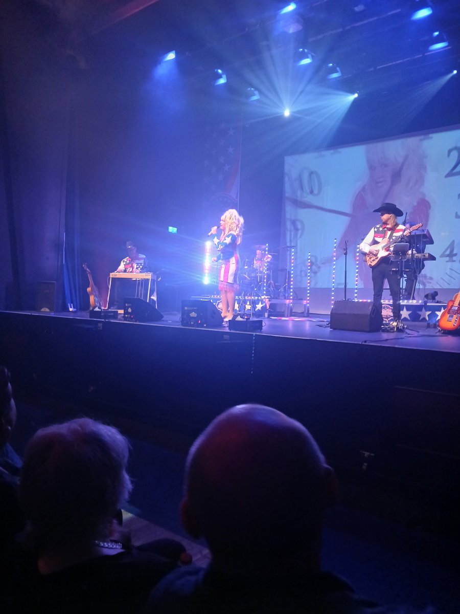 wittleOreoBoy's tweet photo. @CottontailVA Fun fact: I got to meet the only endorsed impersonatir of Dolly Parton. I was ushering the night they were hosting their musical or however they call it. Really cool experience with a lovely tribute https://t.co/YWTfPIRoRy