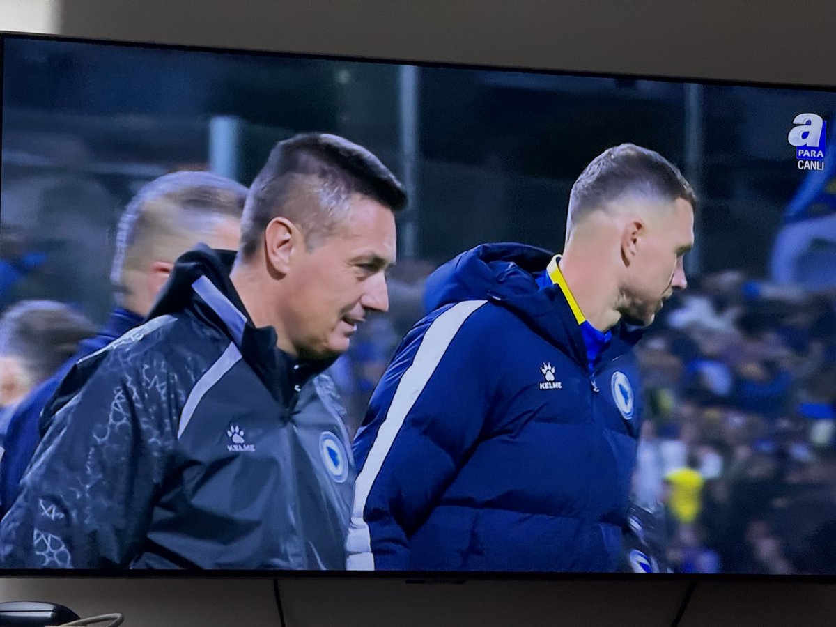 pisi_cikk's tweet photo. Edin Dzeko’yu milli takım formasıyla son kez izledik.💛💙
Teşekkürler yaşayan efsane! 💎
Aziz Kaptan Edin Dzeko! 💛💙🇧🇦
@EdDzeko
#EdinDzeko #Zmajevi #HajmoBosno
#BIHSWE
Bosna Hersek - İsveç https://t.co/Di5POGddHk