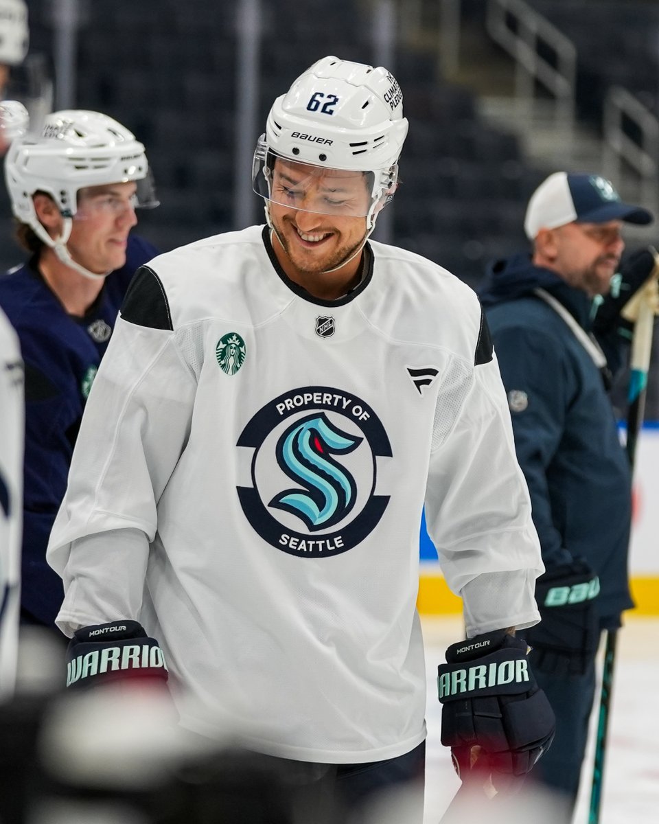 SeattleKraken's tweet photo. practice shenanigans 🤨 https://t.co/JsCYI24TER