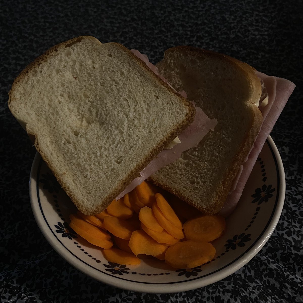 waterangell's tweet photo. 02/10 rompí ayuno con dos sambuchitos y una zanahoria
a la tarde comí unas frutillas y sandía pero me olvide de sacar foto): 
total: 700cals https://t.co/FsQ15MoXSl