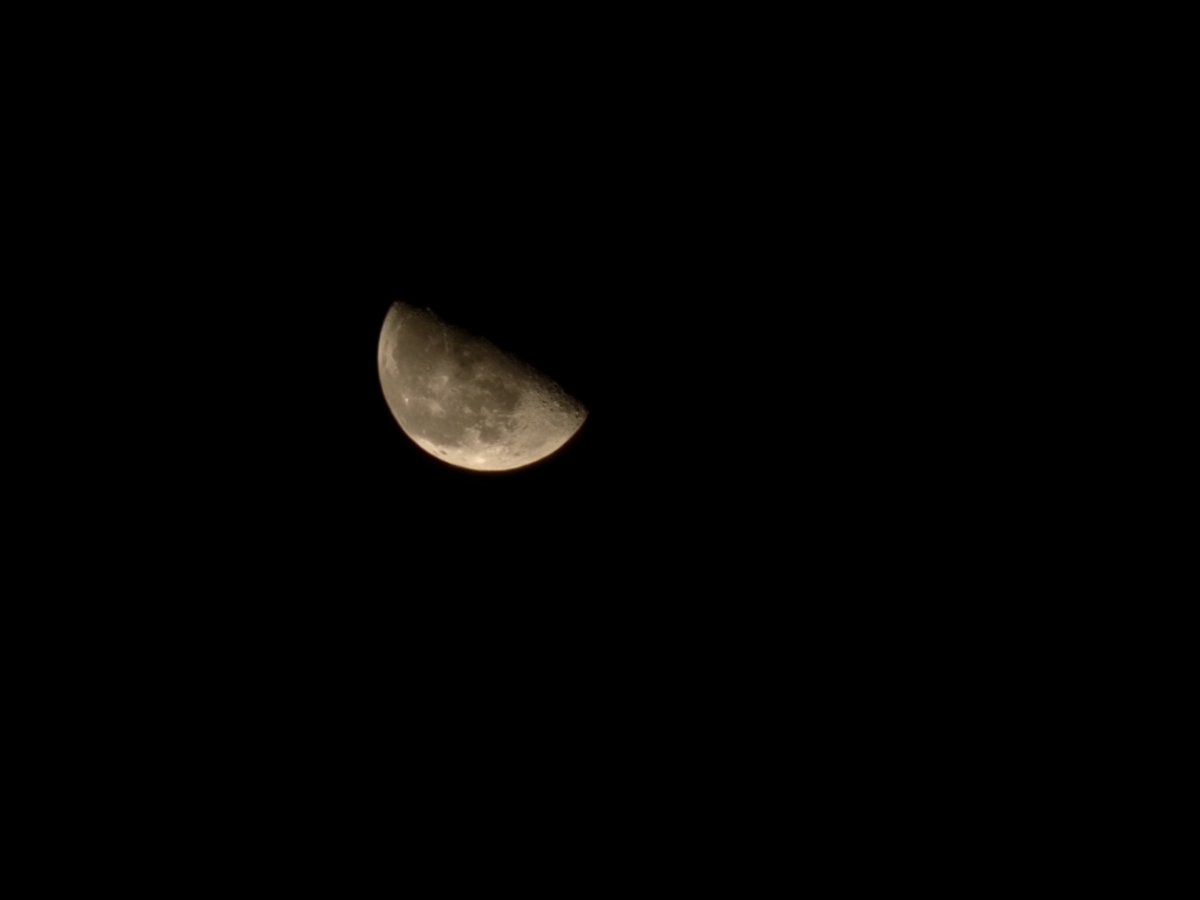 RedAcc0unt's tweet photo. Half moon https://t.co/E8b9pvuK6b