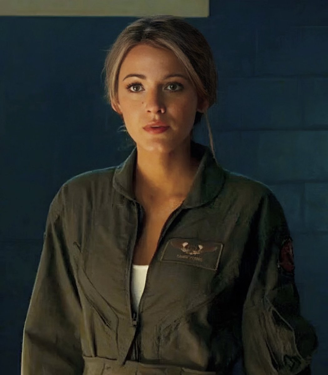 5p3ctacular's tweet photo. Kinda crazy that marvel was gonna start a cinematic universe with the 2011 Ms.Marvel movie starring Blake Lively https://t.co/8BupzjVgBy
