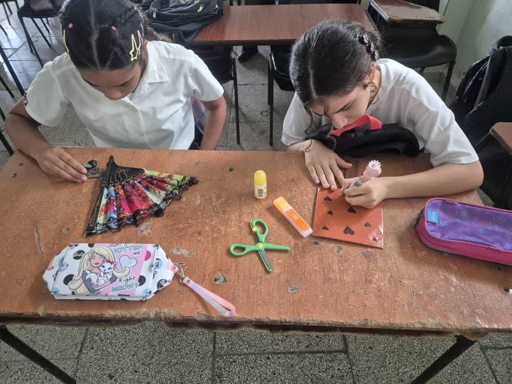 LaAnirhabana's tweet photo. Se realiza en la capital evento de medios de enseñanza en saludo a la Jornada del Innovador.
#InnovarEsCrecer
#100X50 https://t.co/8kWFlCqbGK