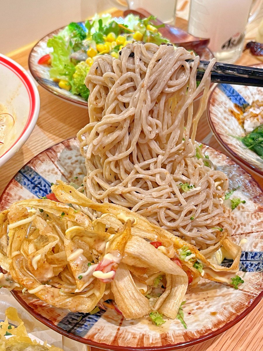 TrinityAddomut's tweet photo. La noche trae hambre y calidez; en el pequeo local de la esquina, solo un plato de ramen caliente y una cerveza fría para reconfortar el alma. https://t.co/I1E7VR4DHq