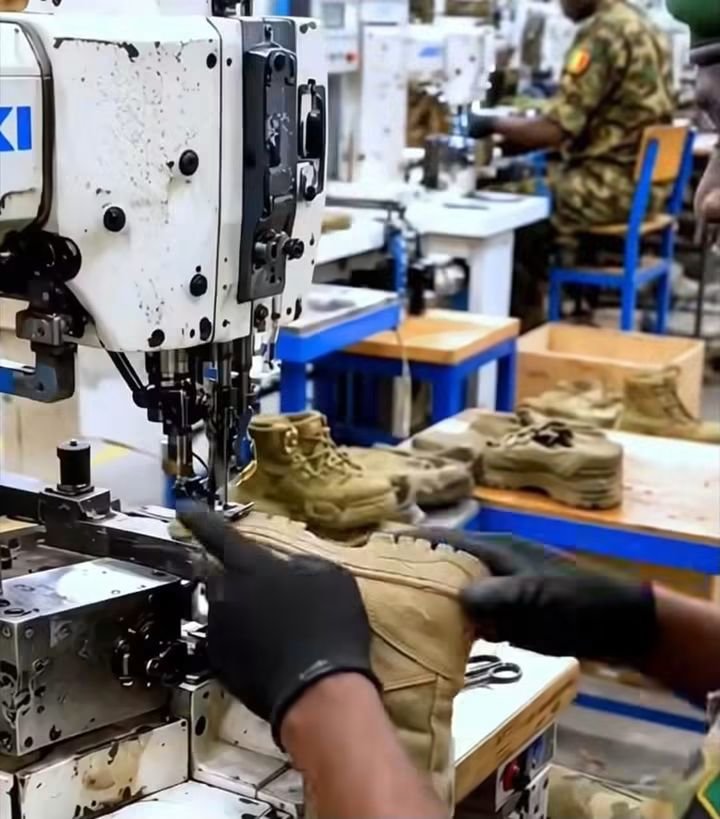 beyondB_DAG's tweet photo. The great men and women of Burkina Faso,  designing there clothing  and shoes. 

This is how nations grow and thrive, when ordinary people stand up and take control of their destiny. https://t.co/rBWCAN8lv4