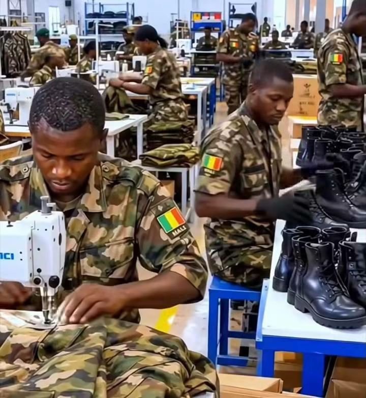 beyondB_DAG's tweet photo. The great men and women of Burkina Faso,  designing there clothing  and shoes. 

This is how nations grow and thrive, when ordinary people stand up and take control of their destiny. https://t.co/rBWCAN8lv4