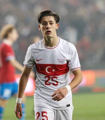 Orhan1905X's tweet photo. Kim ne derse desin, linç yiyeceğimi biliyorum ama artık söylemek gerekiyor: 

Arda Güler takım için değil, kendi istatistikleri için oynuyor‼️

Topu gereksiz tutuyor, boş adama pas vermiyor, üç kişinin arasına dalıp pozisyonları öldürüyor ve oyunu sürekli geriye taşıyor. https://t.co/YgdtYry5E0