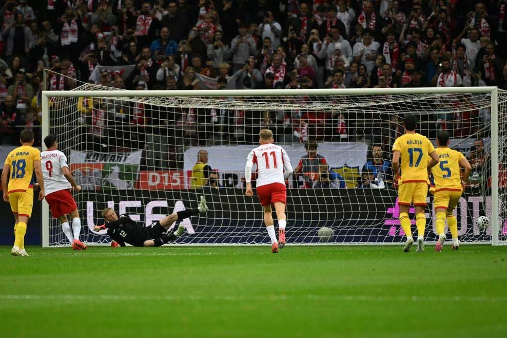 Mhxbeyond's tweet photo. 🥅 | Nations League Last: Poland hammered Romania 6-0 light up Group B4. France and Italy fought tense 1-1 Stade de France, keeping Les Bleus top A1. Belgium crushed Türkiye 3-0, while Northern Ireland stunned Ukraine 3-0 away. Group C stayed tight across board. #MHXbeyond #NationsLeague