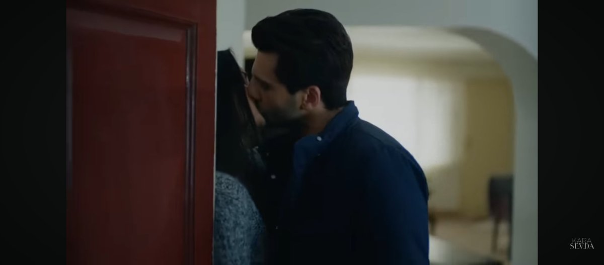 s14211tlyfc7's tweet photo. Kapı eşiğinde başlayan o çekim, nefes mesafesinde donup kalan bir teslimiyet... Ekranın gördüğü en tehlikeli, en sarsıcı tutku. Birbirlerinin zehri olurken bile geri adım atamamak tam olarak böyle bir şey. 🖤⛓️ #ZeyMir #HazKaan #KaraSevda #HazalFilizKüçükköse #KaanUrgancıoğlu https://t.co/RCwSo9PlJI