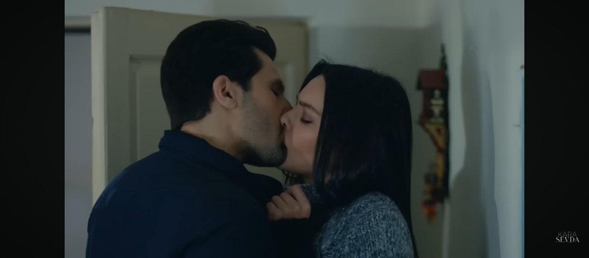 s14211tlyfc7's tweet photo. Kapı eşiğinde başlayan o çekim, nefes mesafesinde donup kalan bir teslimiyet... Ekranın gördüğü en tehlikeli, en sarsıcı tutku. Birbirlerinin zehri olurken bile geri adım atamamak tam olarak böyle bir şey. 🖤⛓️ #ZeyMir #HazKaan #KaraSevda #HazalFilizKüçükköse #KaanUrgancıoğlu https://t.co/RCwSo9PlJI