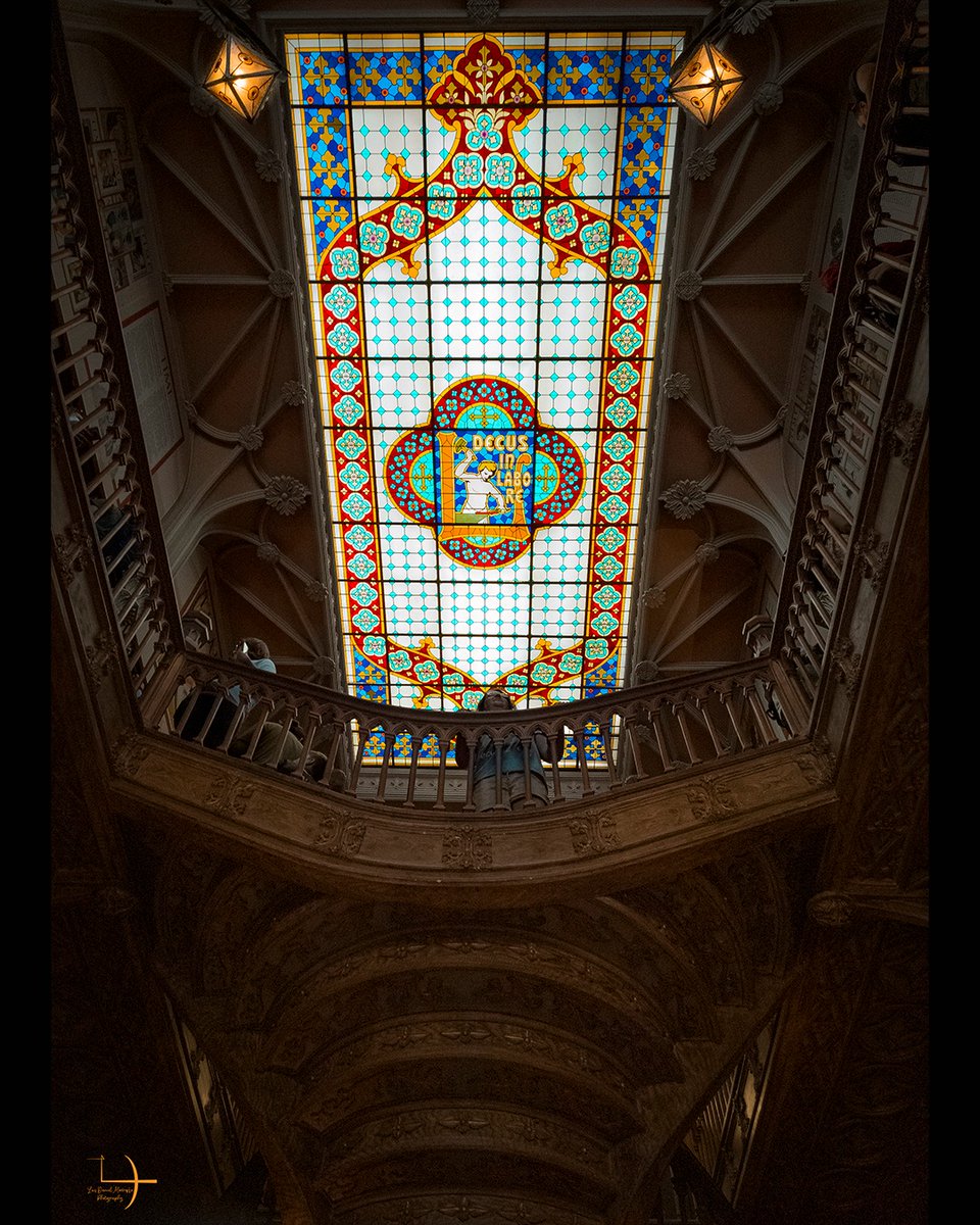 JBiebalicious's tweet photo. En la Livraria Lello de Oporto, la arquitectura neogótica convierte la lectura en fantasía. Sus escaleras inspiraron a J. K. Rowling y recuerdan que cada libro puede hacernos protagonistas de nuestra propia historia. https://t.co/Pf2x8gk9uY