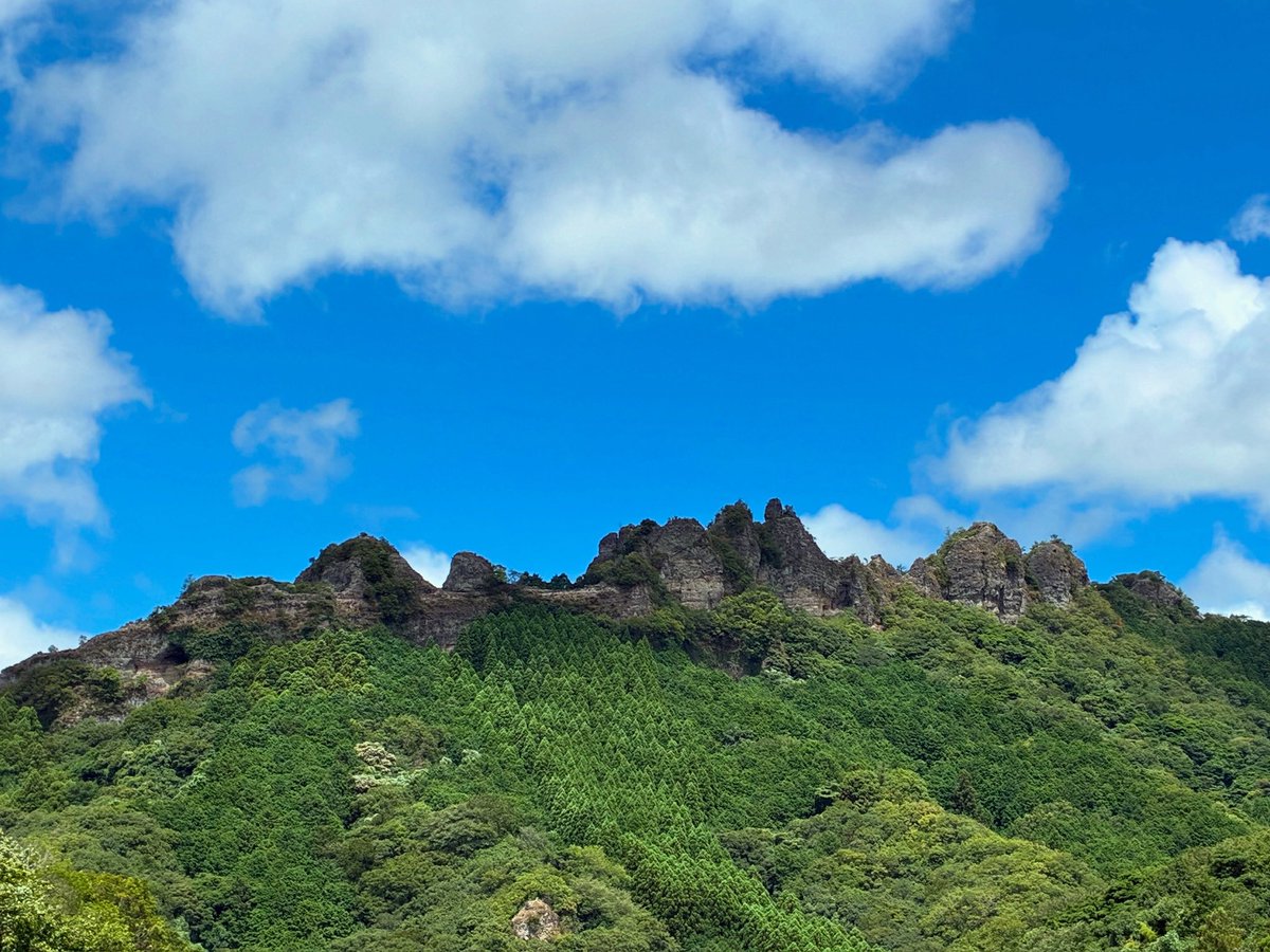 takumin2020's tweet photo. おはよーございます☀️

今日は、10月3日(土)赤口

・登山の日…等々

と(10)ざん(3)と読む語呂合わせから日本山岳会が制定しました✍️

山に登ることに楽しみを求め登ること自体を目的としているそうですよ🗻

私は、登るよりも観ることでいつも癒されていますよ☺️

では素敵な一日を…🍀

#日々是好日 https://t.co/qAnubnJ2pk