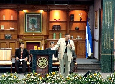 LadyDiBi78's tweet photo. @BiondiniCesar @PamphletsY Y vayan a por las iglesias evangélicas! Piensan que son el pueblo elegido aka el Pueblo de Israel. Por ahí va el adoctrinamiento enfermizo. Y claro, como el grueso de la población es ignorante y “creyente” a ciegas, pues votan, con tal de pertenecer o igualarse. https://t.co/WcRLe82o9u