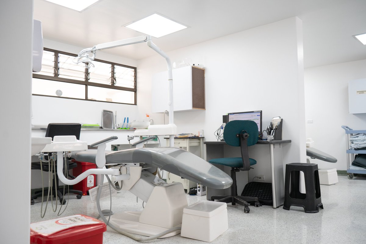 Metrosalud's tweet photo. ¿Conoces lo que @Metrosalud puede ofrecerte?
Quizás conoces nuestro Centro de Salud más cercano.
Pero detrás de esa sede existe toda una #Rred.
Servicios especializados.
Unidades Hospitalarias.
Diagnóstico.
Urgencias.
Hospitalización.
Salud mental.
Prevención.
Conoce @Metrosalud. https://t.co/aaU0Xfh2aD