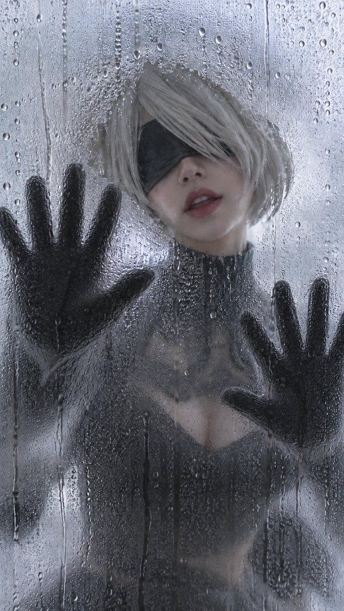 emirifonda's tweet photo. Fog on the glass, 2B on the other side… and suddenly getting closer feels dangerously tempting. 🖤💧 Would you wipe the glass clear—or leave the mystery? 😏

#2B #NieRAutomata #Cosplay https://t.co/JQJA99SLej
