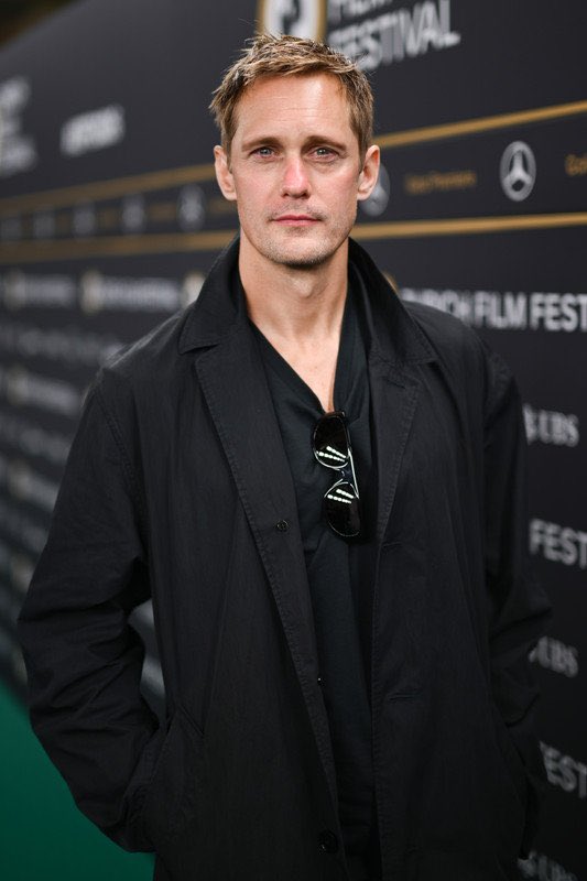 popbuzzz_'s tweet photo. Alexander Skarsgård is proof that God doesn’t rush perfection. https://t.co/hP0u1aQ0gw