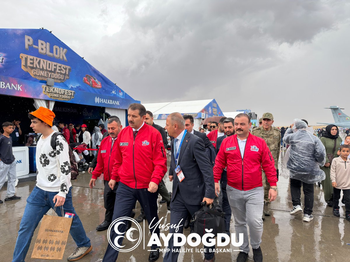 MHPhaliliyeurfa's tweet photo. Milli Savunma Bakan Yrd. Salih Ayhan, İl Başkanımız Osman Mutlu ve İlçe Başkanımız Yusuf Aydoğdu #TEKNOFESTGüneydoğu 'da stantları gezdi.
@MHP_Bilgi 
@dbdevletbahceli 
@Sanliurfa_MHP 
@eczosmanmutlu 
@yusufaydogduu 
@valisalihayhan 
#mhp #MSB https://t.co/slNnmlO3YY