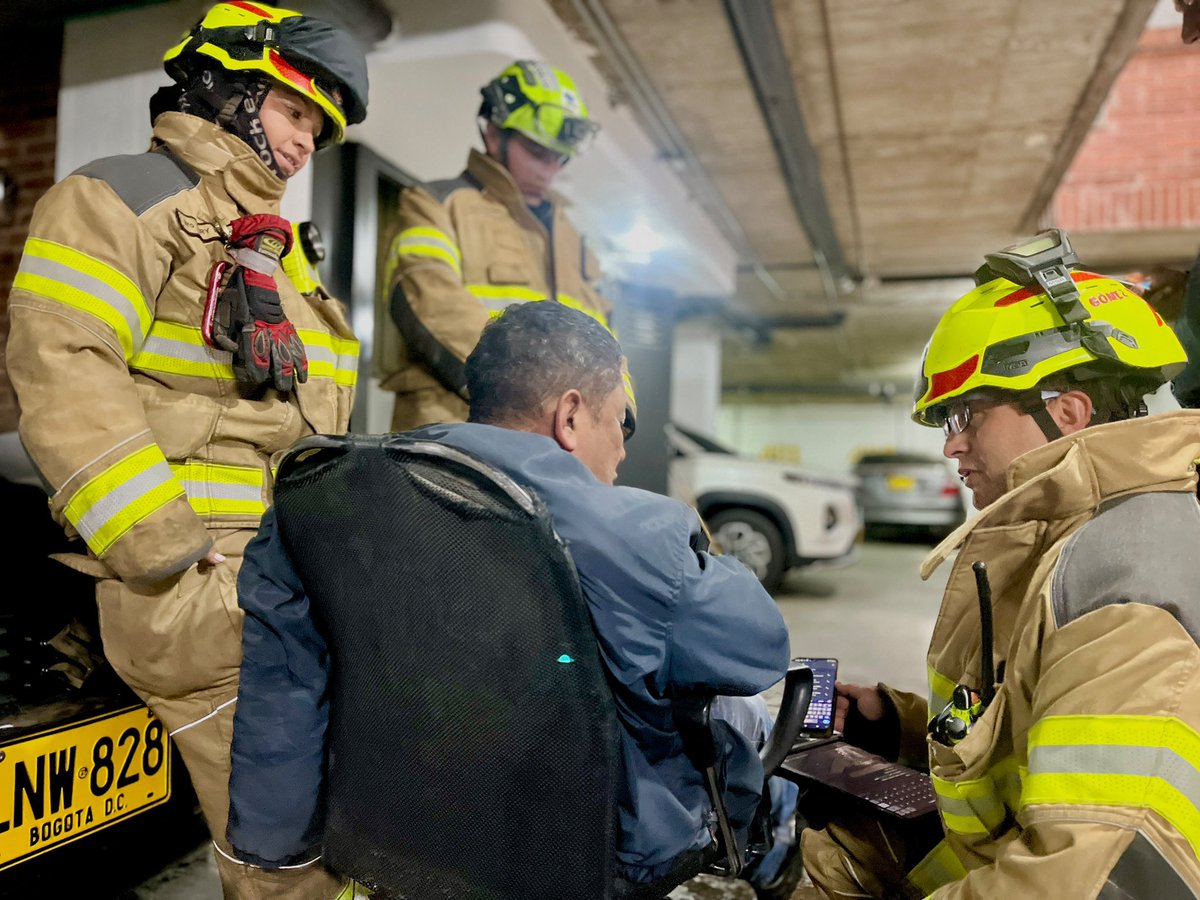 BomberosBogota's tweet photo. 🚨Brindamos atención prehospitalaria a una persona que resultó lesionada, luego de presentarse un incidente en un ascensor, en la Calle 103 con Carrera 13. Se activó apoyo de @SectorSalud. Se asegura el área. https://t.co/GkBWudAdC6