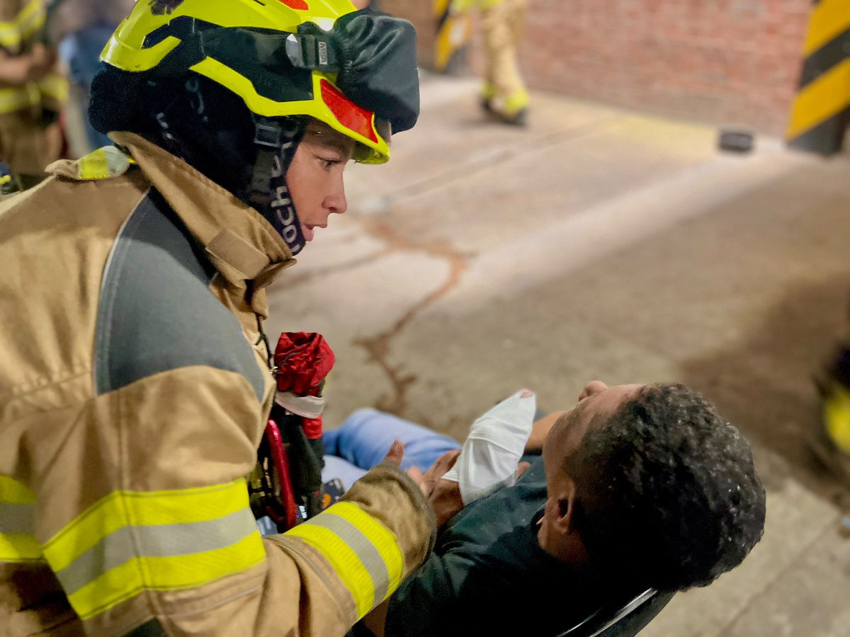 BomberosBogota's tweet photo. 🚨Brindamos atención prehospitalaria a una persona que resultó lesionada, luego de presentarse un incidente en un ascensor, en la Calle 103 con Carrera 13. Se activó apoyo de @SectorSalud. Se asegura el área. https://t.co/GkBWudAdC6