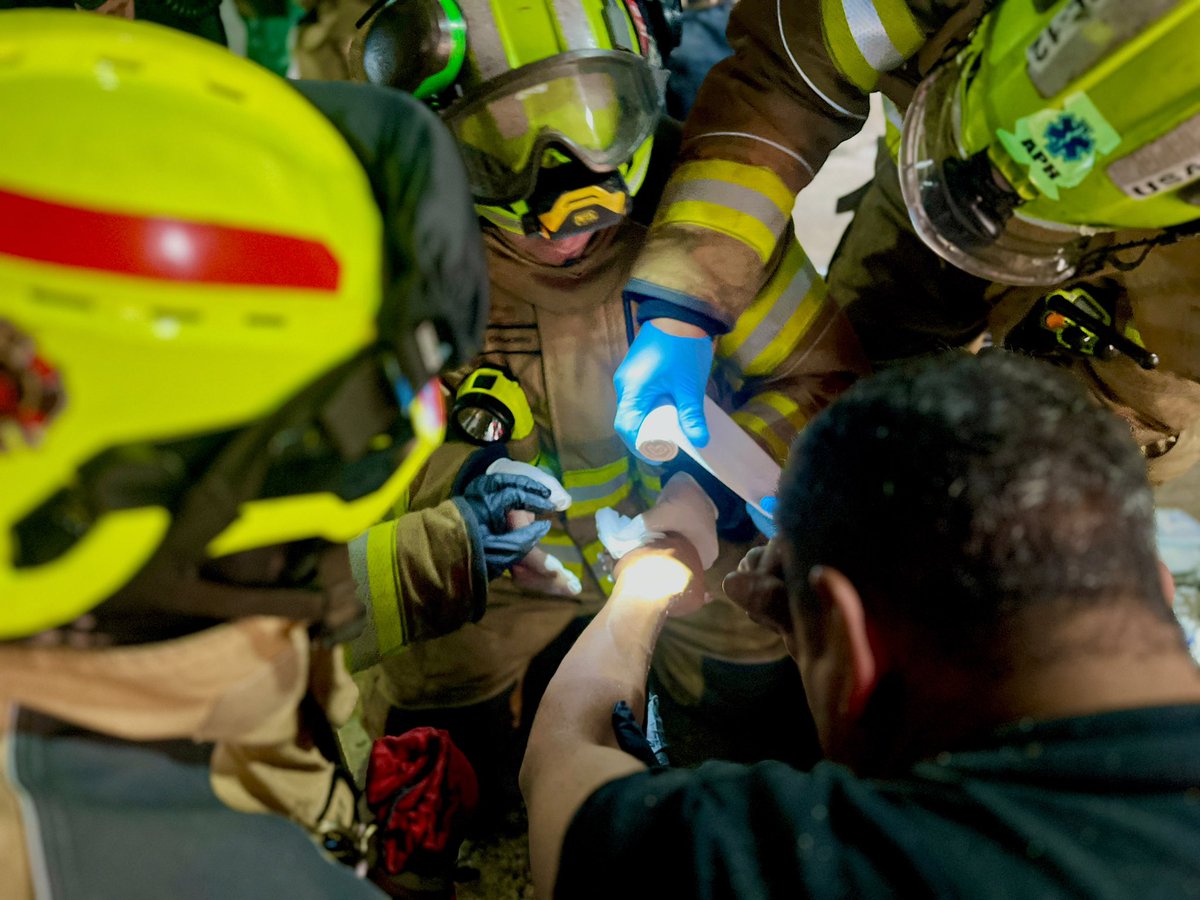 BomberosBogota's tweet photo. 🚨Brindamos atención prehospitalaria a una persona que resultó lesionada, luego de presentarse un incidente en un ascensor, en la Calle 103 con Carrera 13. Se activó apoyo de @SectorSalud. Se asegura el área. https://t.co/GkBWudAdC6