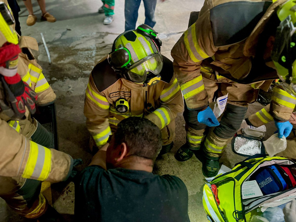 BomberosBogota's tweet photo. 🚨Brindamos atención prehospitalaria a una persona que resultó lesionada, luego de presentarse un incidente en un ascensor, en la Calle 103 con Carrera 13. Se activó apoyo de @SectorSalud. Se asegura el área. https://t.co/GkBWudAdC6