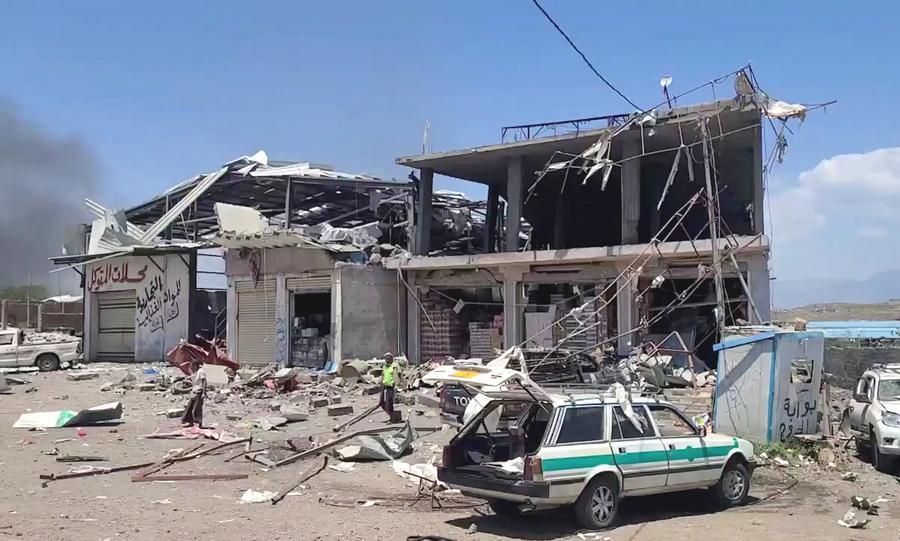 XHNews's tweet photo. More than 70 people have been killed in fierce fighting between Yemen's Houthi group and government forces in southwestern Taiz province over the past 24 hours, military and medical sources said Friday, as the Houthis reported 94 Saudi air and missile strikes while Riyadh claimed interception of three Houthi ballistic missiles https://t.co/6xlwWIIzhl