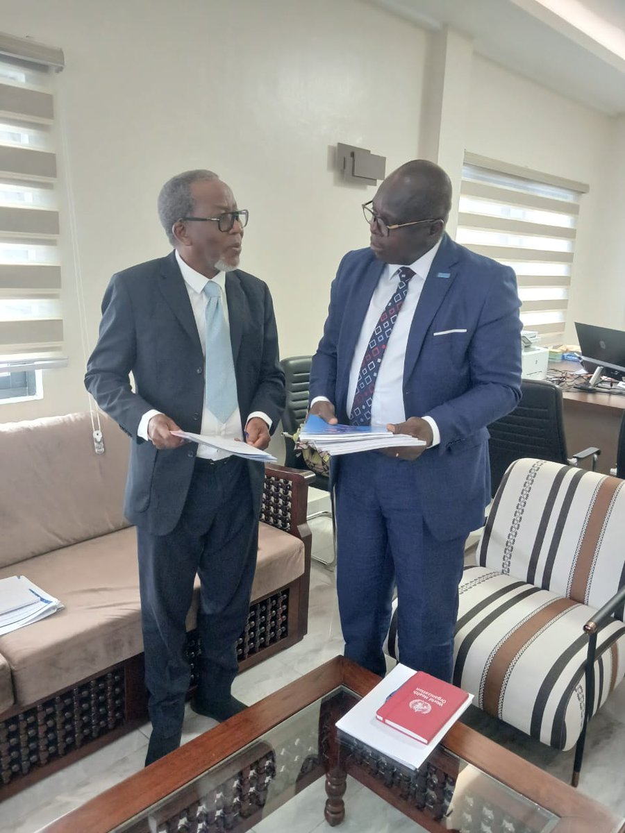 oms_benin's tweet photo. Le Représentant de l'@oms_benin a échangé avec la nouvelle équipe de l’Autorité de régulation du secteur de la santé.
Objectif : renforcer leur partenariat pour un système sanitaire moderne et durable au #Bénin🇧🇯, axé sur la qualité, la digitalisation et la sécurité des soins. https://t.co/or9aByluSi