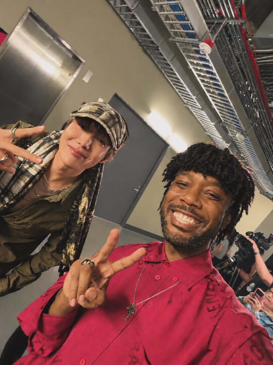 itstetrisbish's tweet photo. Two weeks ago since I ran into our hope. #JHope #BTS #iHeartRadio https://t.co/9deJRRQ1Zv