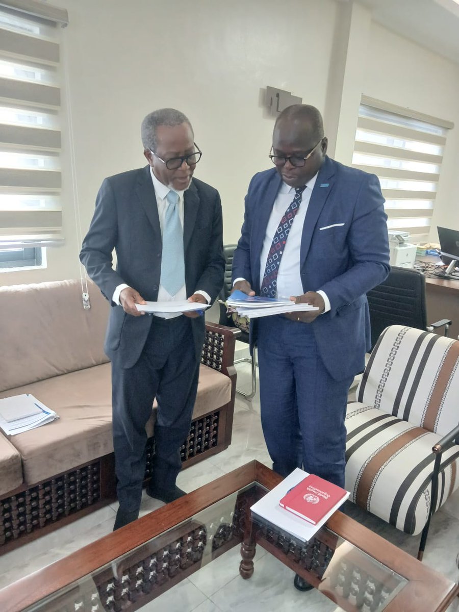 oms_benin's tweet photo. Le Représentant de l'@oms_benin a échangé avec la nouvelle équipe de l’Autorité de régulation du secteur de la santé.
Objectif : renforcer leur partenariat pour un système sanitaire moderne et durable au #Bénin🇧🇯, axé sur la qualité, la digitalisation et la sécurité des soins. https://t.co/or9aByluSi