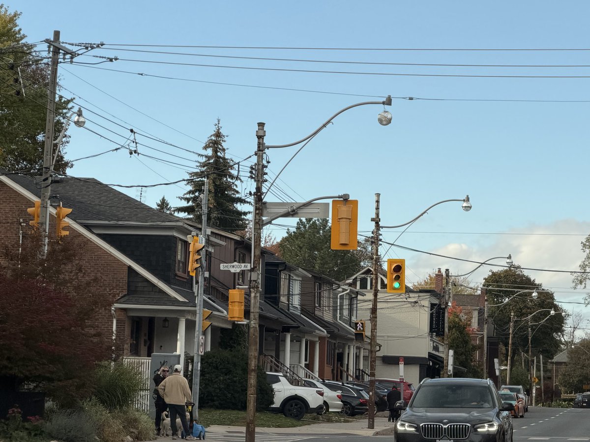 altwibi's tweet photo. @TorontoHydro @311Toronto 
My pleasant and Sherwood https://t.co/LWKdrbpvCp