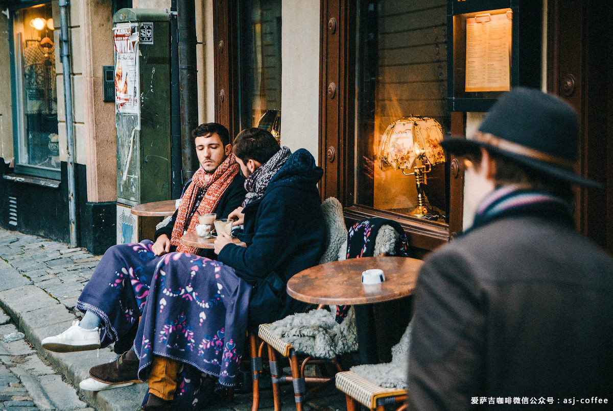 AudreyCornrblo's tweet photo. Solo una esquina, el sol del atardecer y un aroma de café que se escapa de la ventana de un pequeo puesto. （大意：只是街角一处、落日的余晖，还有从小摊窗户飘出的咖啡香）， https://t.co/OwG90vdxZw