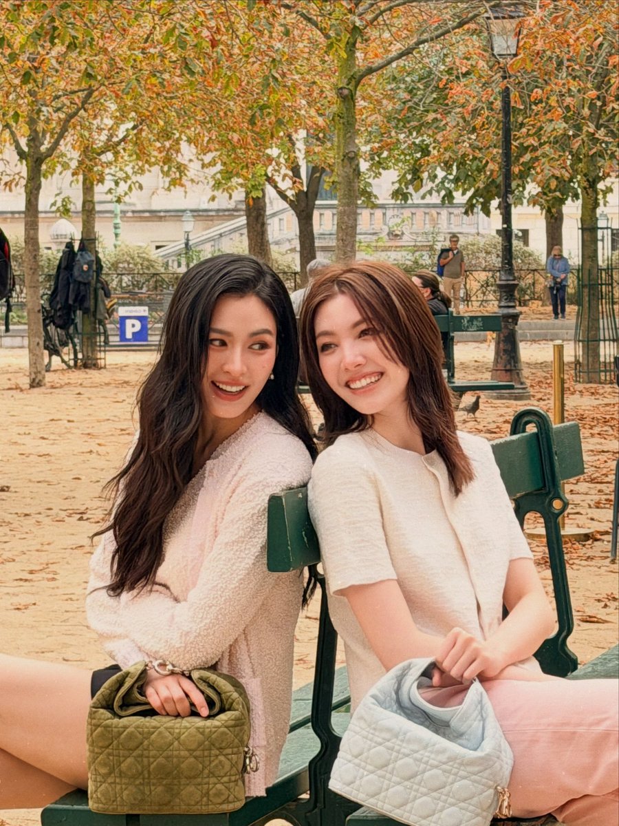 LingOrmSquadBR's tweet photo. "Together, timeless 💕✨" 

©️bookypimploy IG

#LinglingKwong #OrmKornnaphat 
#LingOrmDiorSummer27 #LingOrm 
#Dior #DiorSummer27 #PFW https://t.co/CAOvtadQPT