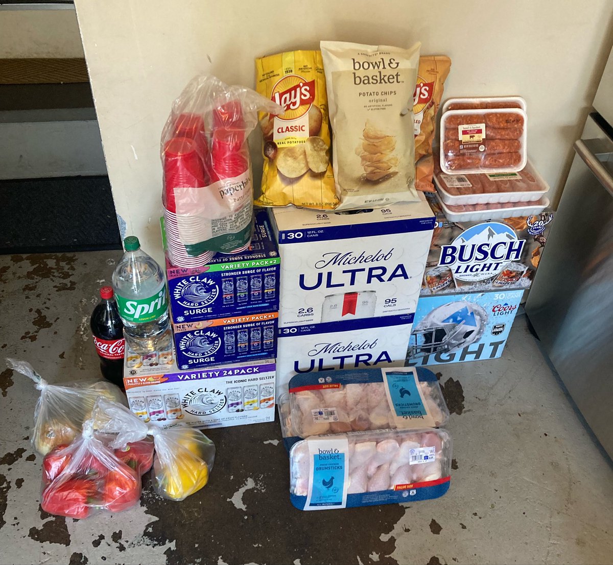 JadenJonesRU's tweet photo. 120 Beers. 48 Seltzers. 10 Pounds of Sausage. 20 Pounds of Chicken. 

Rutgers by a BILLION. #rutgersblackout https://t.co/GQR7wy2wab