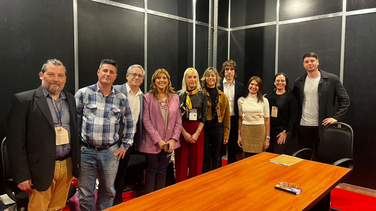 Def_Turista's tweet photo. #FIT2026
En el marco de @feriadeturismo, la #DefensoriadelTurista se reunió con la Secretaría de Turismo, Ambiente y Deportes de la Nación para fortalecer la articulación institucional y avanzar en una mesa de trabajo sobre turismo estudiantil y protección de derechos. https://t.co/xR6oyNinZ0