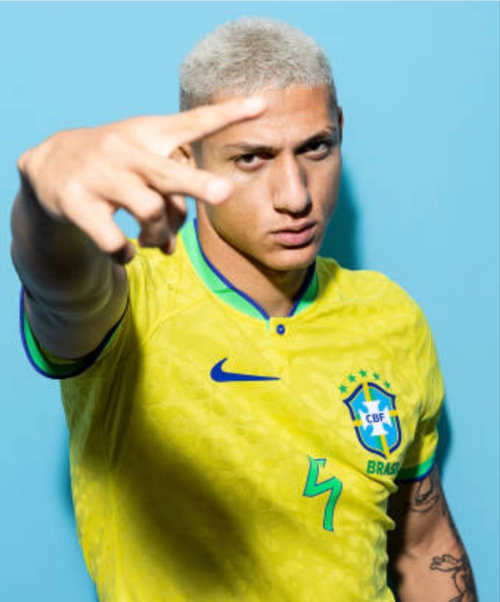 stagepopbr's tweet photo. Richarlison COBRA diretamente Flávio Bolsonaro pela devolução de sua ilha em Angra dos Reis:

“Lutar pelo que é justo, né? Então devolve minha ilha!!!”

Richarlison se refere à disputa envolvendo a propriedade na Ilha Comprida, avaliada em cerca de R$ 10 milhões, que ele afirma ter comprado e posteriormente perdido.