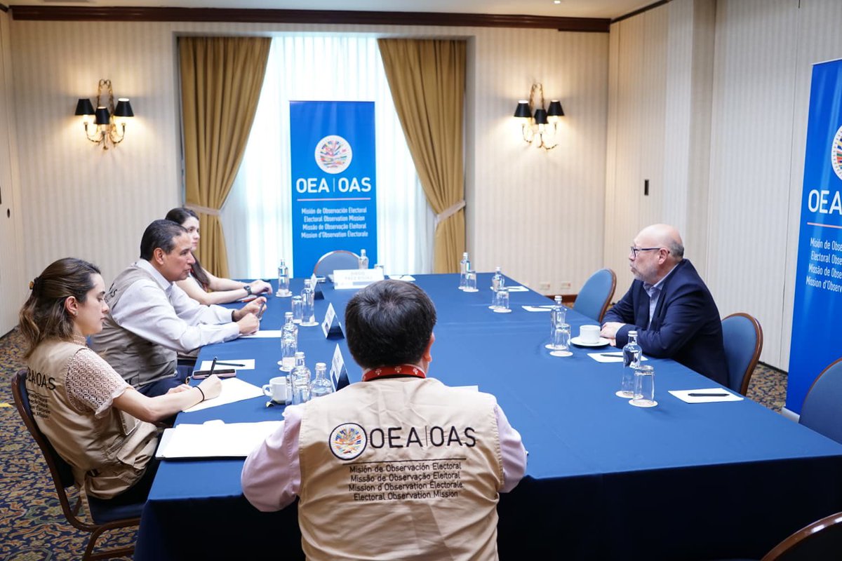 OEA_oficial's tweet photo. El Jefe de la Misión de Expertos Electorales de la #OEAenPerú, @VictorRicoF, se reunió con Percy Medina, Jefe de Misión de @Int_IDEA en el país, para intercambiar perspectivas sobre el proceso electoral y la jornada de las #ERM2026 de este domingo. https://t.co/hVF3ZwCzTh