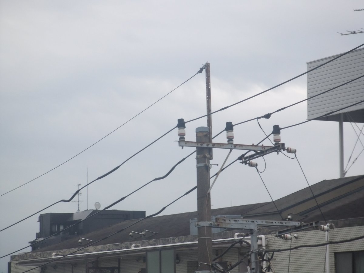 dencyu_bu's tweet photo. 架空地線…鳥居ではなく腕金1本支持 https://t.co/32mysRrCPM