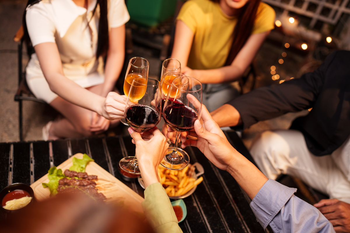 CamilaUpshcncf's tweet photo. Reunión con viejos amigos, risas que no cambian ni un poco y cerveza fresca! Cada encuentro es un regalo https://t.co/70BZYVDLAO